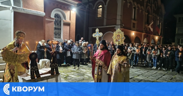 Стотици вярващи посрещнаха Христовото Възкресение в катедралния храм в Силистра