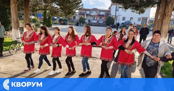 Великденско хоро се изви в центъра на село Сребърна