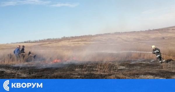 Огнеборци загасиха пожар в сухи треви край село Попкралево