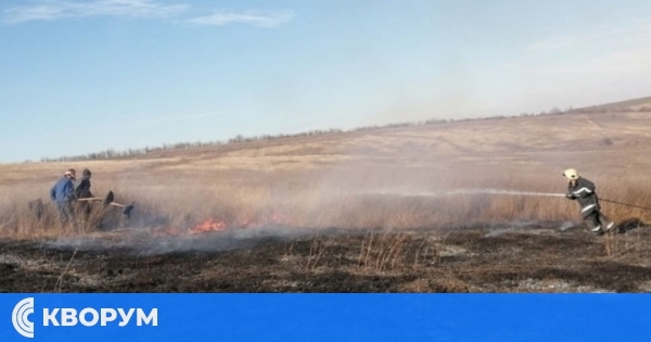 Пожарникари гасиха запалени сухи треви край село Средище