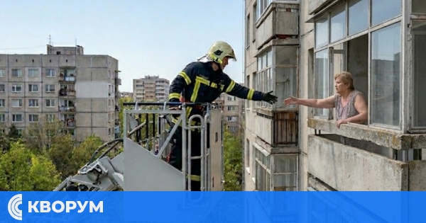 Пожарникари спасиха жена, останала блокирана на терасата си в Силистра