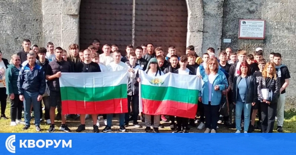 Ученици от ПГМТ "Владимир Комаров" почетоха 150 години от Априлското въстание на Крепостта в Силистра