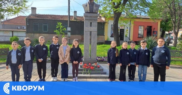 Първокласници от ОУ "Иван Вазов" сведоха глави пред героите на Априлското въстание