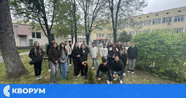 Ученици от ПГПТ "Евлогий Георгиев" – Силистра засадиха дървета за Деня на Земята