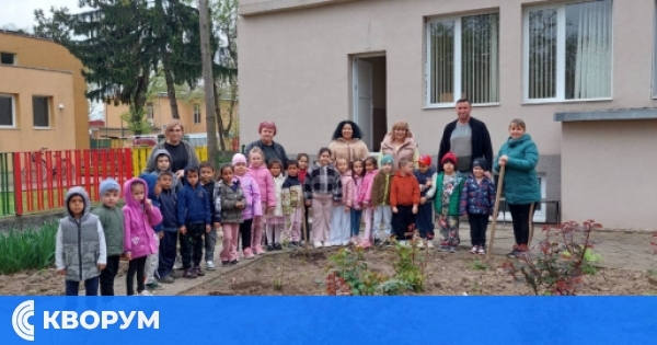 Деца от село Искра засадиха дръвче за Деня на Земята