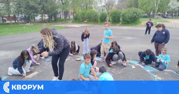 Първокласници от Дулово рисуваха любовта си към природата върху асфалта