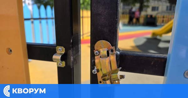 Юноши потрошиха вратичките на новите детски площадки в село Айдемир