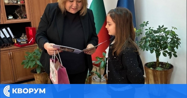 7-годишна авторка от Дулово подари първата си книга на кмета на общината
