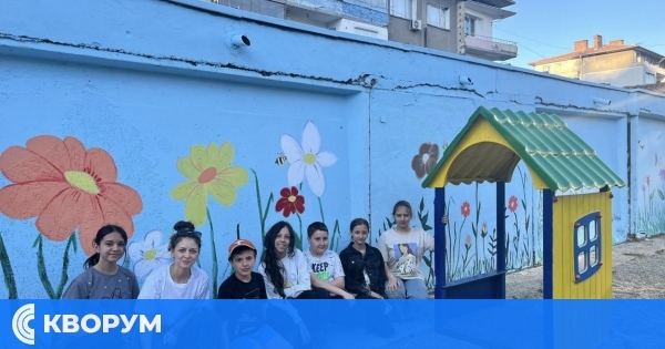 Деца от школата по изобразително изкуство преобразиха пространството около новата детска площадка в Силистра