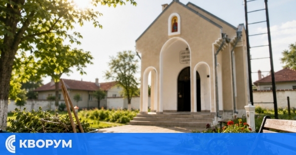 Доброволци от село Черногор се събират за почистване на храма преди празника
