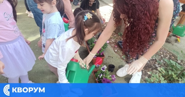 Родители и деца разкрасиха двора на ДГ "Добруджа" в Силистра