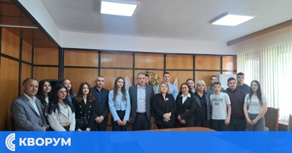 Ученици от СУ "Васил Левски" участваха в управлението на Община Дулово