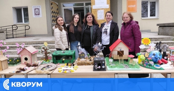 Изложба на млади таланти от село Паисиево гостува пред читалището в Дулово
