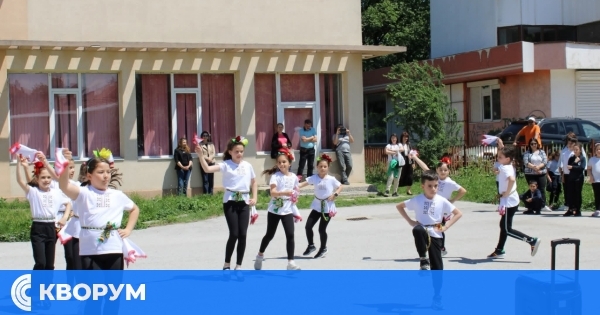Малките танцьори впечатлиха с финално фолклорно представяне в училище