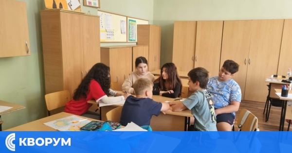 Ученици от ОУ "Св. св. Кирил и Методий" обсъдиха ползите и рисковете на електронния свят