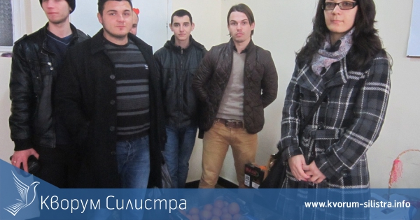 Младежите от ГЕРБ-Силистра подариха мартеници и плодове на домуващите в Дома за стари хора в града