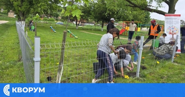 В село Зарник засадиха дръвчета и цветя по програма за приобщаване и зелена среда