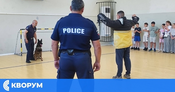 Полицейска демонстрация и беседа за безопасност за ученици в Силистра