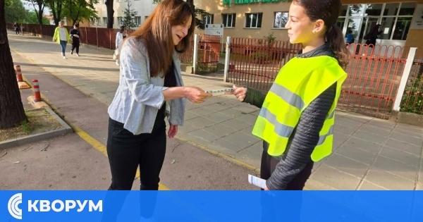Петокласници в Силистра раздаваха флаери с послания за безопасно движение пред училището