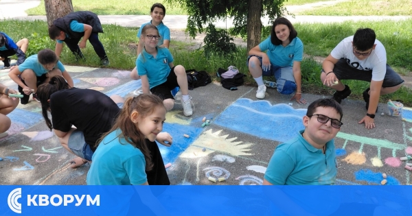 Детски рисунки превърнаха алея в градския парк на Дулово в пъстра лятна галерия