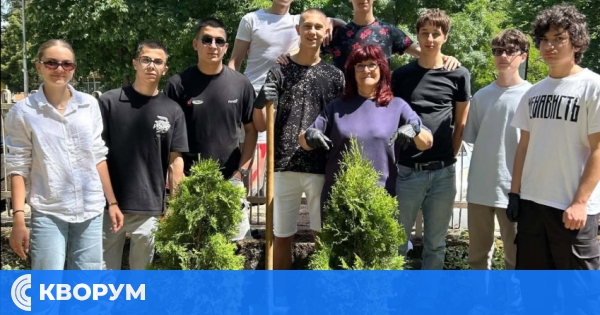 Десетокласници от ЕГ – Силистра засадиха нови туи в двора на училището