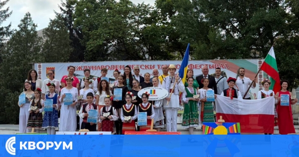 Плакети и дипломи за участниците в Международния детски танцов фестивал в Силистра