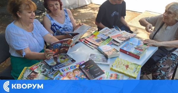 Изнесена читалня под липите посреща читатели пред Филиала на Регионалната библиотека в Силистра