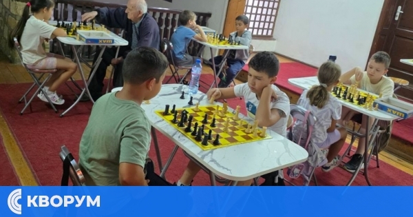 Млади шахматисти от Силистра премериха сили с доайена Горан Горанов