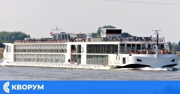 Круизен кораб с 238 души заседна в Дунав на път към Видин