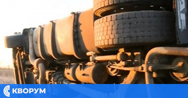 Тежкотоварен автомобил се обърна край Карапелит и затвори пътя за Силистра