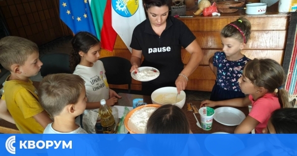 Деца месиха и похапнаха мекици в лятната занималня в Нова Черна