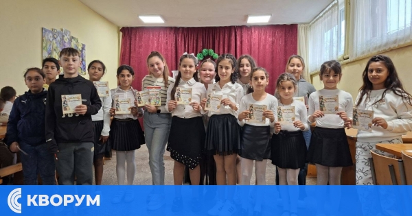 Ученици от Добротица почетоха народните будители с песни и творчество