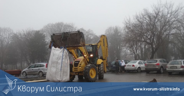 Новия паркинг зад общината все още е недостъпен