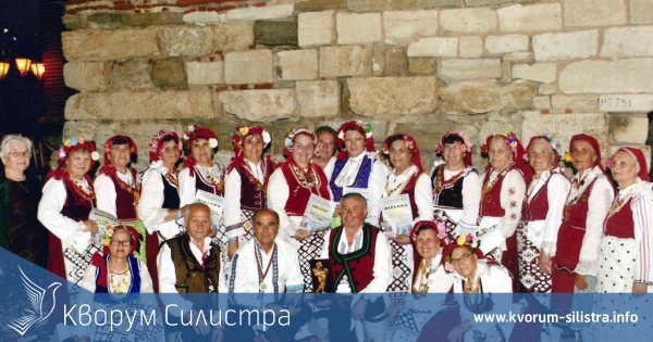 Солистката на фолклорна група "Добруджа" Руска Димова с награда от феста