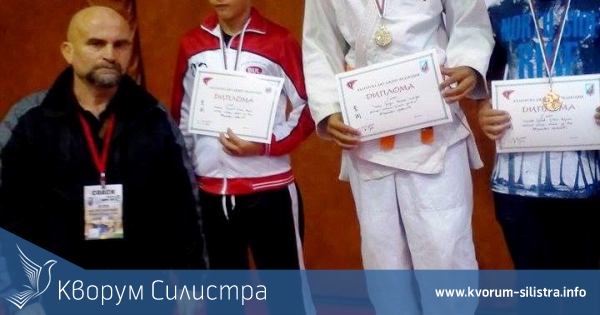 Пет златни медала, два сребърни, бронз и вицешампионска купа за отборно класиране спечелиха учениците от спортното в Силистра по джу-джицу в Русе