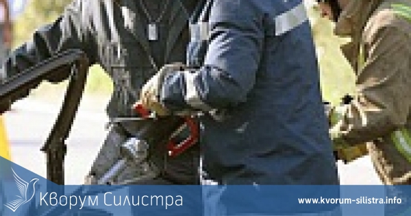 Пожарникари рязаха смачкан автомобил, за да извадят човек от него