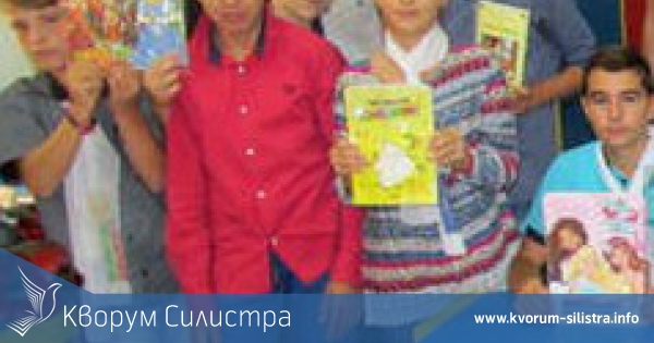 Книги за социално слаби деца вместо цветя подариха на учителите си седмокласници от Силистра