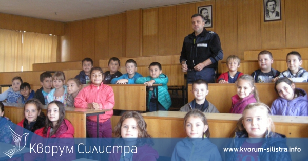 Пътни полицаи влизат в класните стаи на силистренските училища