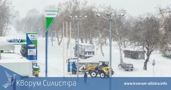Самосвали изхвърлят силистренския сняг в Дунава