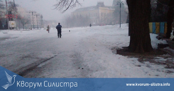 В Силистра опесъчават на ръка тротоарите, а снега се извозва