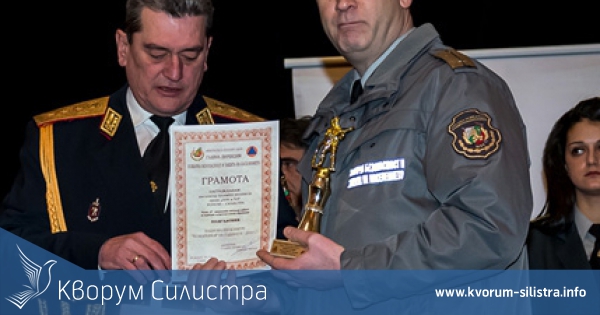 Инспектор Пламен Великов с награда от конкурса "Пожарникар на годината 2016"